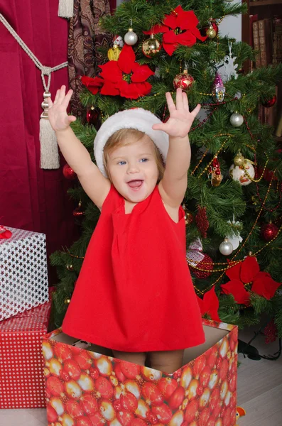 Enfant en costume de Père Noël et boîte avec des cadeaux — Photo