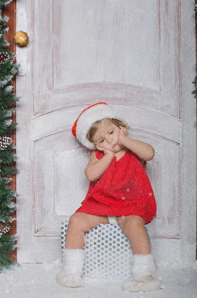 Kind verkleed als Santa op geschenken zit — Stockfoto