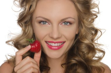 Çilek elinde güzel bir kadınla