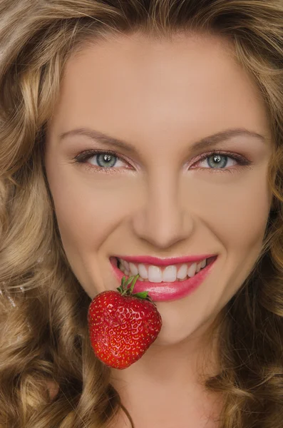 Schöne Frau mit Erdbeerzähnen — Stockfoto