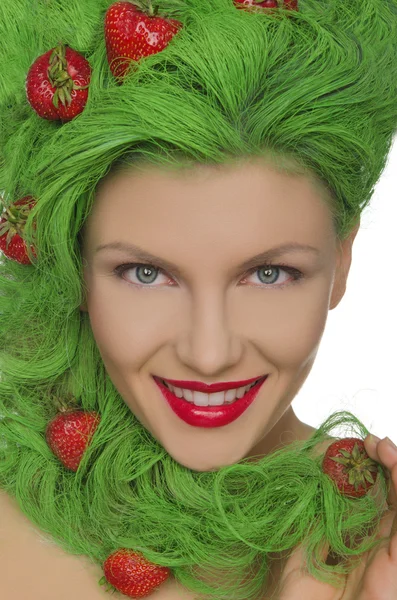 Kvinna med grönt hår och jordgubbar på dem. — Stockfoto