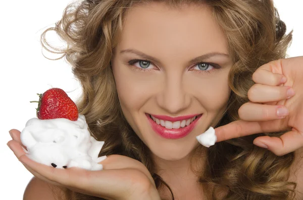 Donna sorridente con fragole e crema — Foto Stock