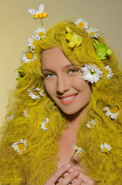 Mulher com cabelos amarelos, flores e abelhas neles — Fotografia de Stock