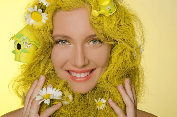 Mujer con el pelo amarillo y flores en ellos . — Foto de Stock