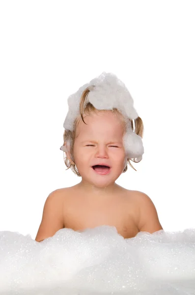 Плачущий ребенок с мыльной пеной — стоковое фото