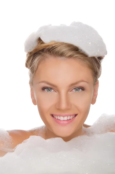 Krásná mladá žena v mýdlové pěny — Stock fotografie