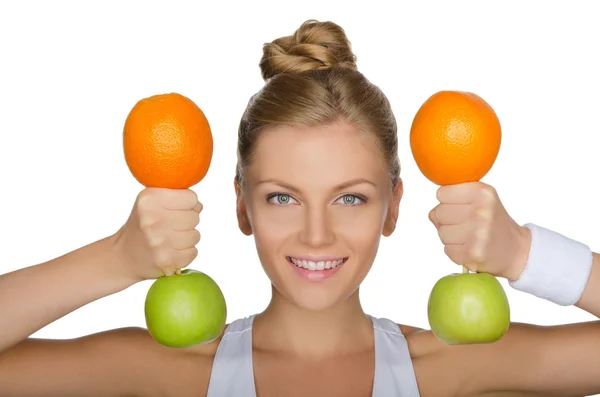 Jeune femme avec haltères de pommes et d'oranges — Photo