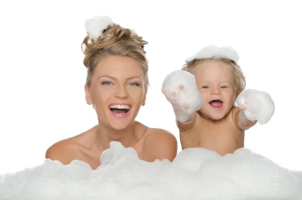 Madre feliz con su hija y espuma de jabón —  Fotos de Stock