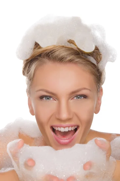 Güzel genç kadın sabunlu köpük ile — Stok fotoğraf