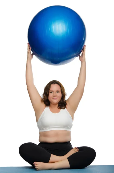 Mujer gorda practicando yoga con bola azul — Foto de Stock