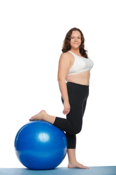 Dikke vrouw met grote blauwe bal met fitness — Stockfoto