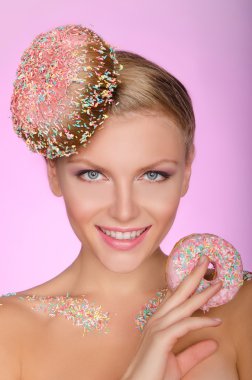 çörek--dan yaratıcı saç modeli olan kadın