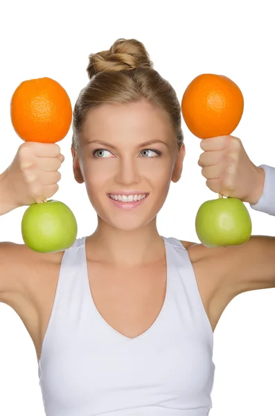 Femme avec haltères de fruits regardant loin — Photo