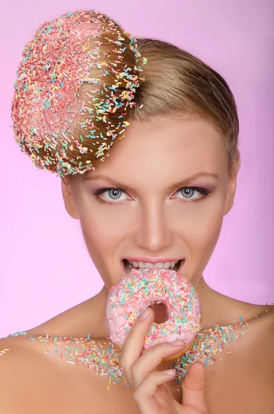 Mulher bonita, penteado criativo mordida de donut — Fotografia de Stock