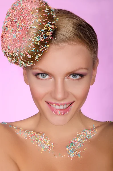 Schöne Frau mit Haaren in Form von Donut — Stockfoto