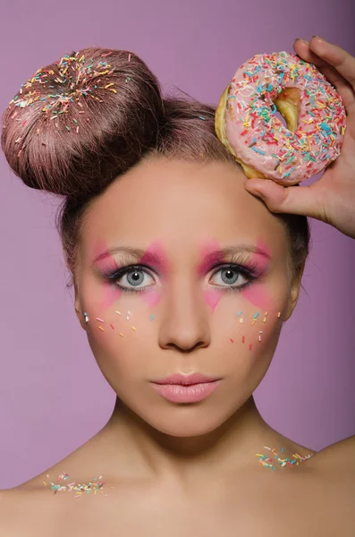 Jovem com dois donuts na cabeça — Fotografia de Stock