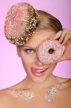 sevimli kadın, donut kafa ve göz önünde 