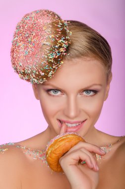 gülümseyen kadın, çörek üzerinde baş ve açık ağız