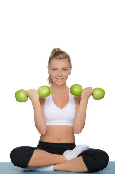 Mujer joven con mancuernas de manzanas verdes —  Fotos de Stock