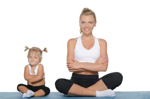 Mamma och dotter bedriver fitness på matta — Stockfoto