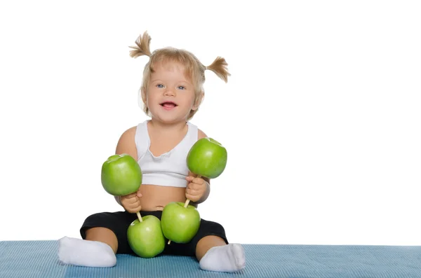 Leende flicka med vikter på gröna äpplen — Stockfoto