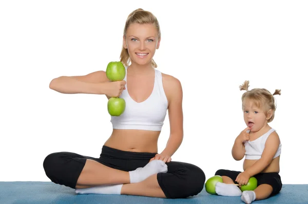 Mamma med dotter träna vikter av äpplen — Stockfoto