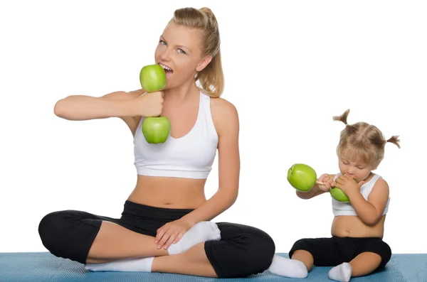Family trains the weights of green apples — Stock Photo, Image