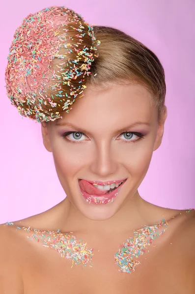 Joven hermosa mujer con pelo de donut — Foto de Stock