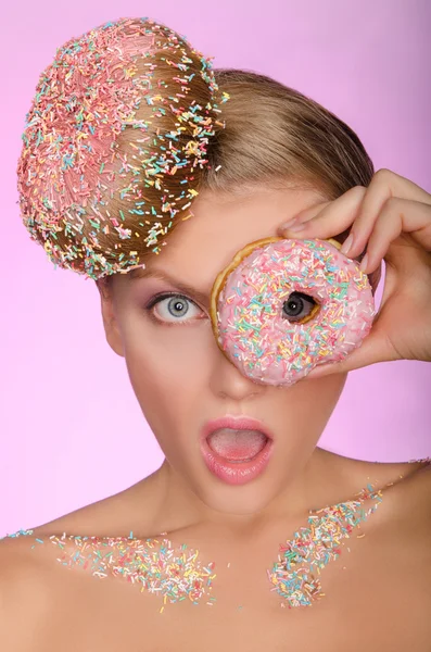 Mulher surpresa, donut na cabeça e na frente do olho — Fotografia de Stock