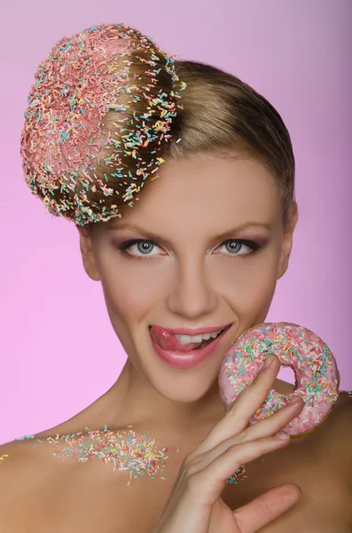 Schöne Frau mit kreativer Frisur aus Donut — Stockfoto