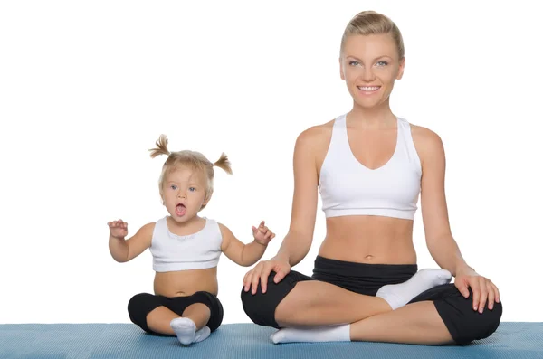 Glad mamma och dotter bedriver fitness på matta — Stockfoto