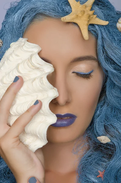 Mulher com cabelo azul, conchas e olhos fechados — Fotografia de Stock