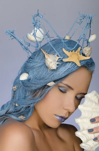 Mavi saçlar, taç ve kabukları ile kadın — Stok fotoğraf