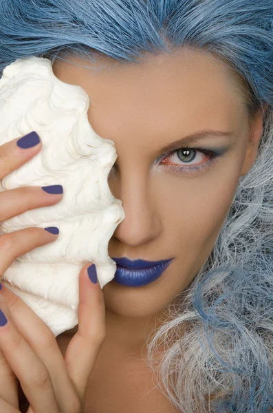 Vrouw met blauwe haren en shell van persoon — Stockfoto