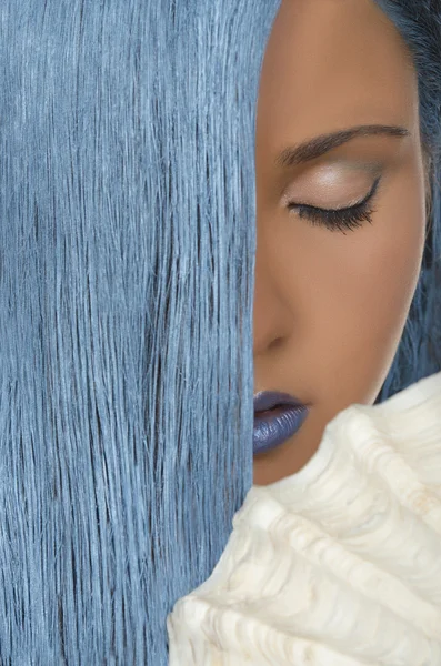 Žena s rovnou modré vlasy, mušle, zavřené oči — Stock fotografie
