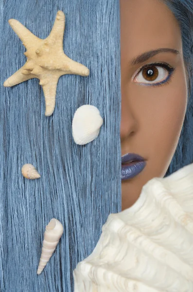 Frau mit blauen Haaren, Muscheln, Blick in die Kamera — Stockfoto