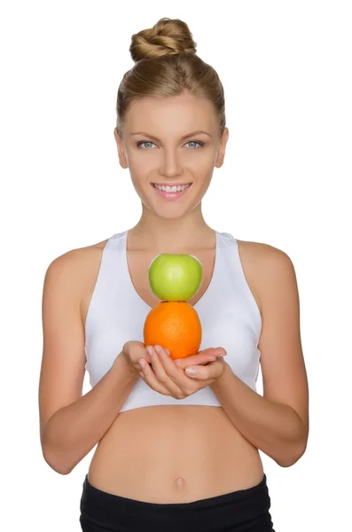 Mooie vrouw met apple en oranje — Stockfoto