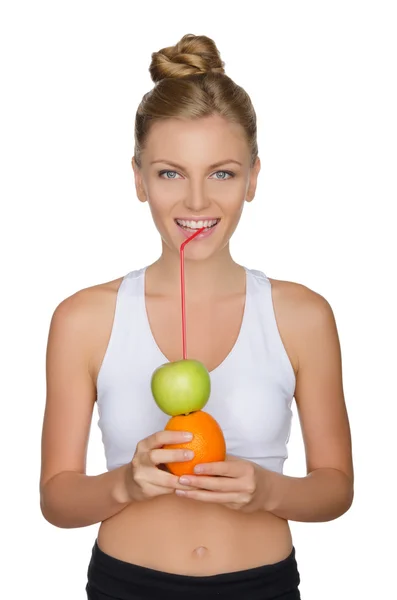 Mulher atraente beber suco de maçã, laranja — Fotografia de Stock