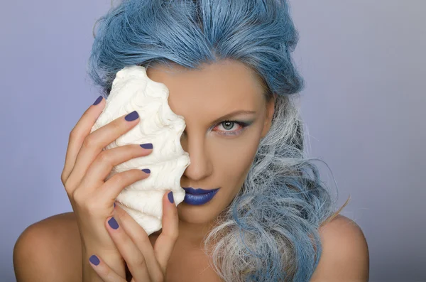 Donna affascinante con i capelli blu e guscio di persona — Foto Stock