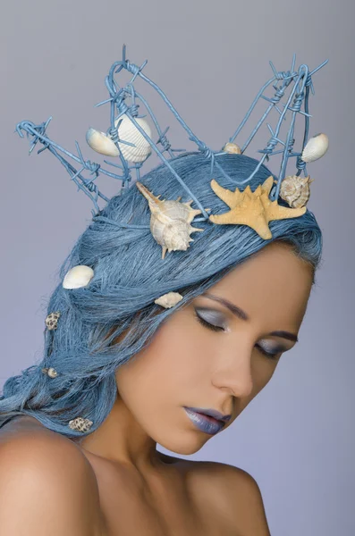 Attraktiv kvinna med blå hår, kronan och skal — Stockfoto