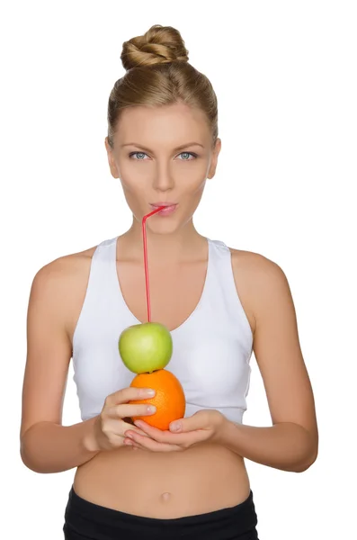 Schöne Frau trinkt Saft aus Apfel, Orange — Stockfoto