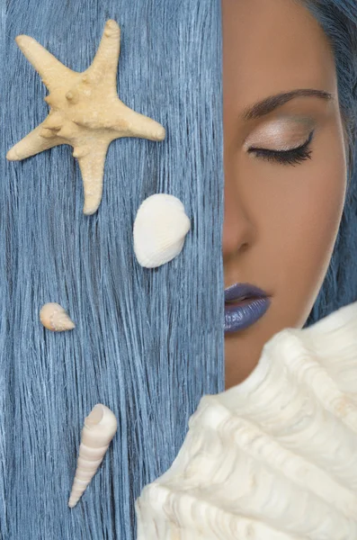 Женщина с голубыми волосами, раковинами, закрытыми глазами — стоковое фото