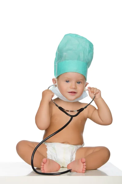 Ребенок со стетоскопом и шляпным врачом — стоковое фото