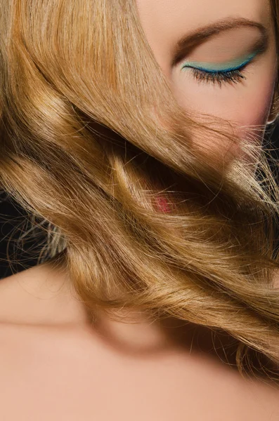 Портрет блондинки з красивим хвилястим волоссям — стокове фото