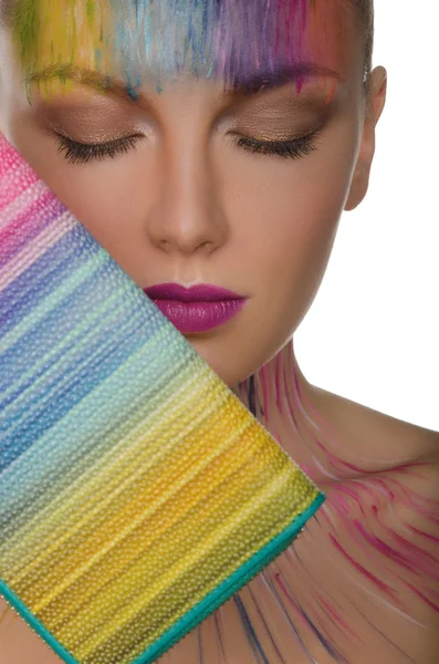 Renkli çanta ve yüz sanatı ile güzel kadın — Stok fotoğraf