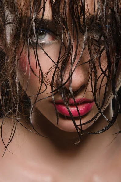 Retrato de mulher com belo cabelo molhado — Fotografia de Stock