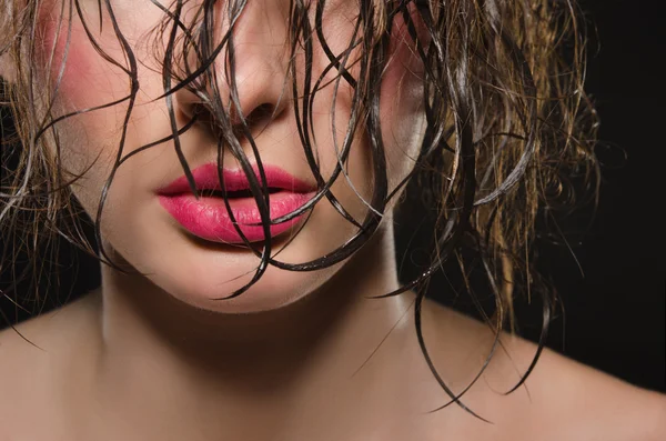 Retrato de mulher bonita com cabelo molhado — Fotografia de Stock