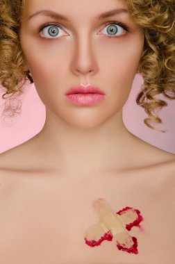 bir yara bandı ve aç gözlü kadın