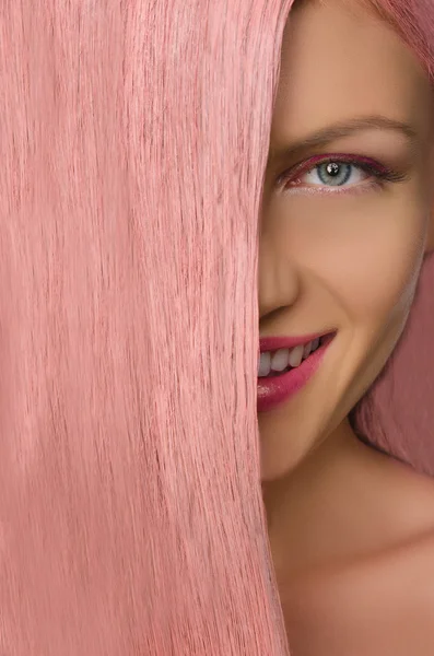 Woman with pink hair looking at camera — Stock Photo, Image