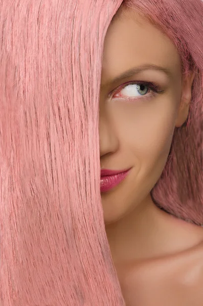 Mulher com cabelo rosa olhando para o lado — Fotografia de Stock